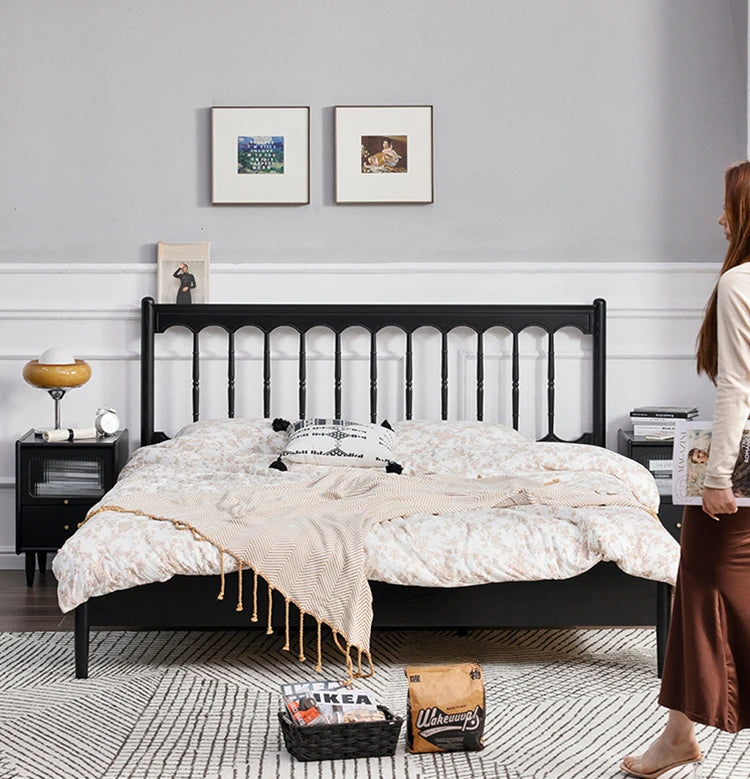 レッドオーク・パイン製のおしゃれなベッド - 洗練されたデザインで