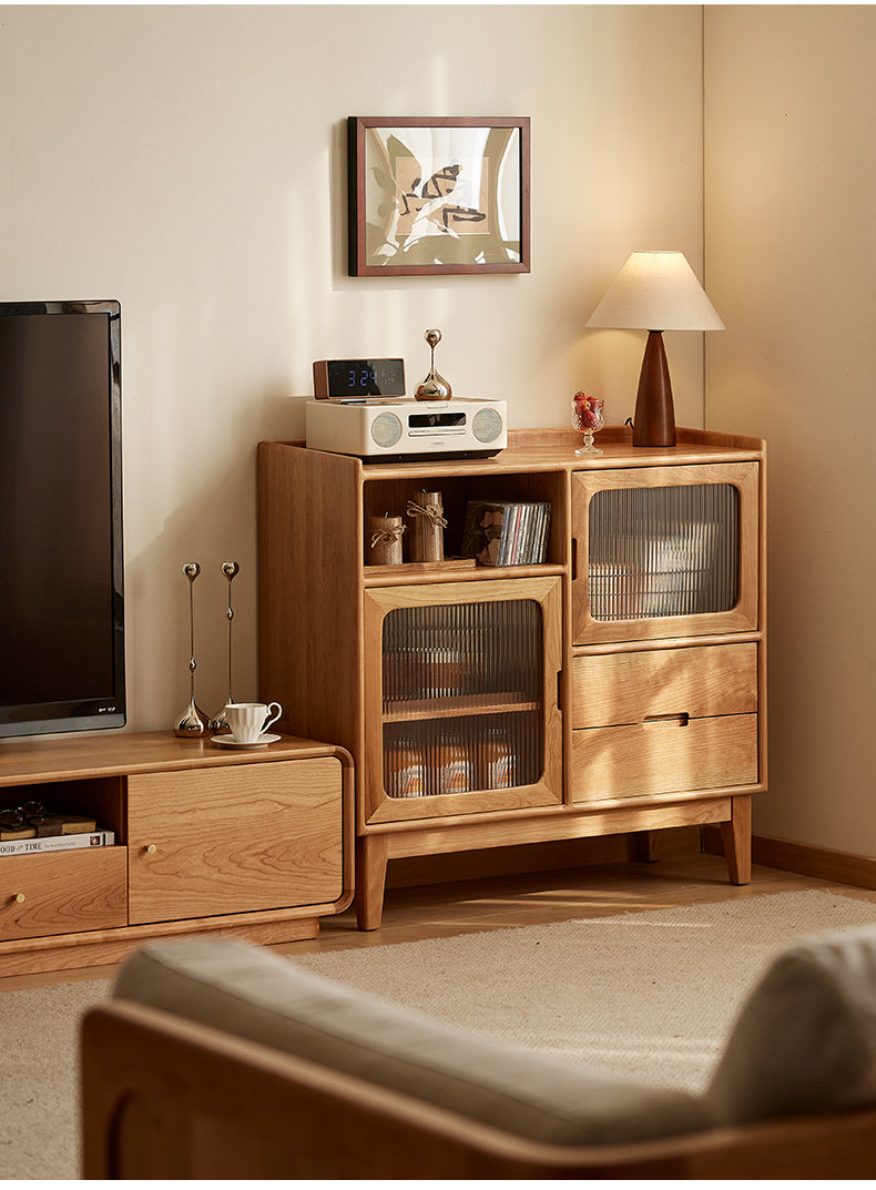 天然木のぬくもりを感じる、上質なチェリー材サイドボード