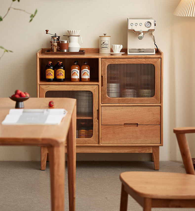 天然木のぬくもりを感じる、上質なチェリー材サイドボード