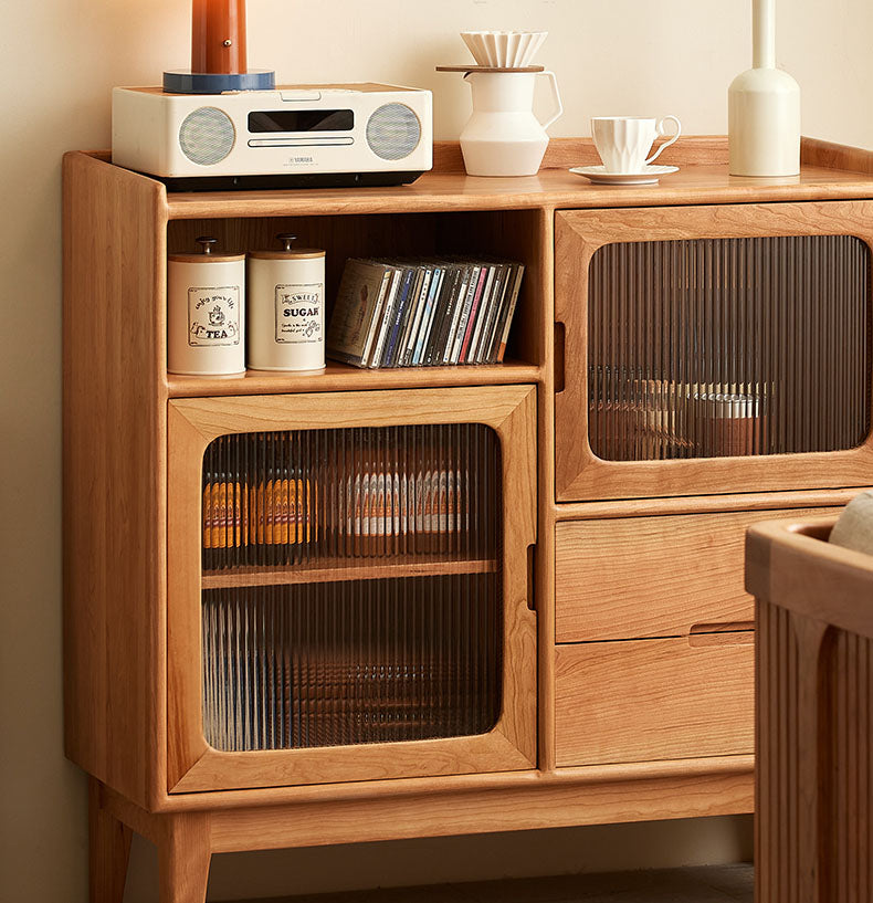 天然木のぬくもりを感じる、上質なチェリー材サイドボード