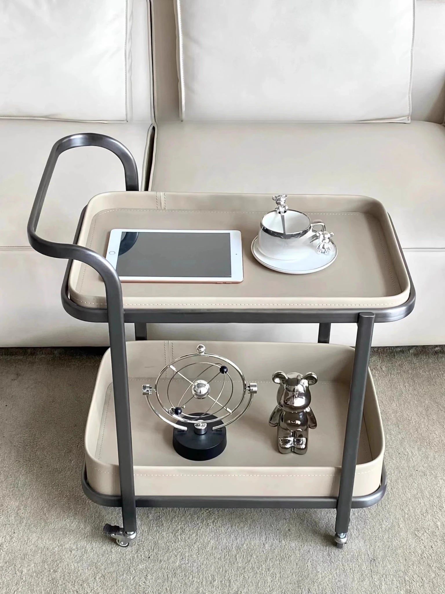 ステンレス製合成皮革センターテーブル｜おしゃれで機能的なリビング家具｜モダンデザインのキャスターテーブル hqy-5201